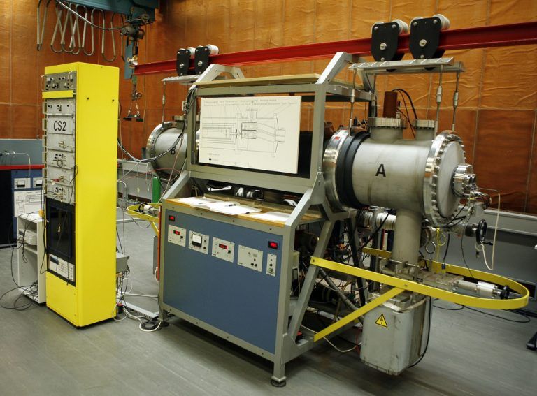 Die Atomuhr CS2 der Physikalisch-Technischen Bundesanstalt in Braunschweig, aufgenommen am 11. April 2008.  AP