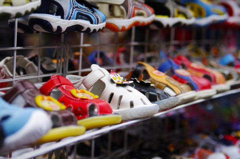 Die Auswahl an Kinderschuhen ist groß. Noch wichtiger wäre, dass sie passen.
