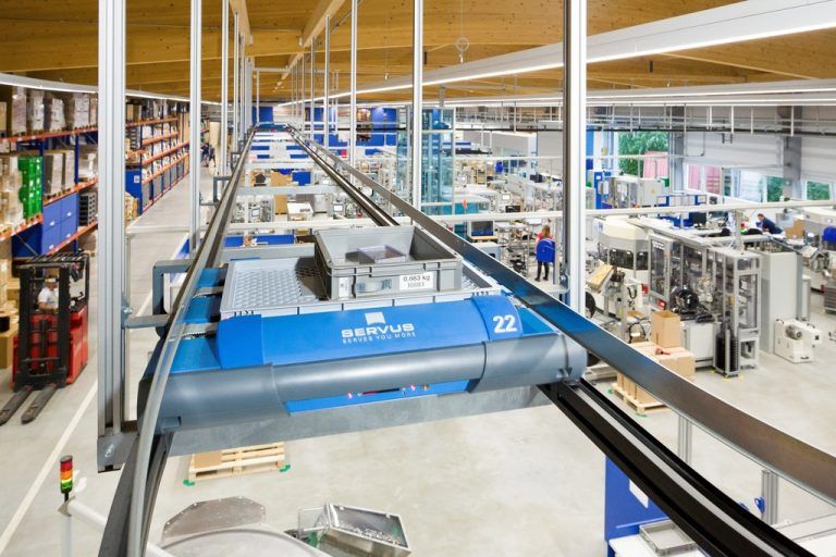 Die „Autonomous Robotic Carrier“ legen den Großteil der Wege überkopf an der Decke zurück, damit Flächen für Produktion freibleiben. Servus