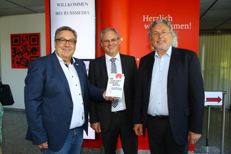 Die Autoren Wolfgang Herburger (l.) und Siegfried Steininger (r.) mit Landtagspräs. Harald Sonderegger.
