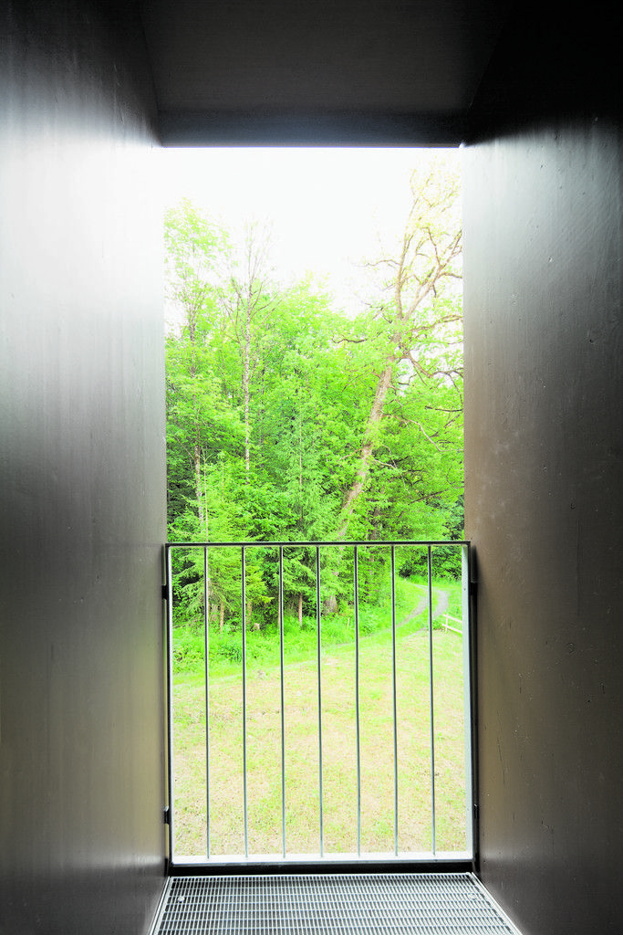 Die Balkone in den RIVA-Bauten sind zwar klein, aber oho: durch die zarten Metallbrüstungen ergeben sich wunderbar gerahmte Blicke in die Umgebung. Durchlässige Metallroste bilden die Böden dieser Schleusen zwischen innen und außen.