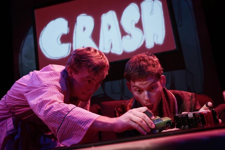 Die beiden jungen Schauspieler David Kopp und Luzian Hirzel sind seit 2016 im Ensemble des Vorarlberger Landestheaters und in Bregenz. ANJA KÖHLER/VLT
