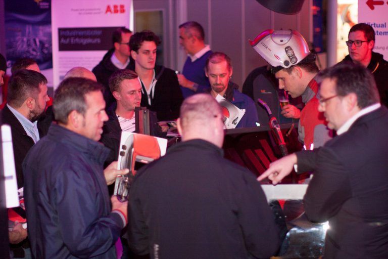 Die Besucher zeigten reges Interesse an den Fachvorführungen. Kompetent betreut wurden sie vom Team der Haberkorn Schweißabteilung. haberkorn