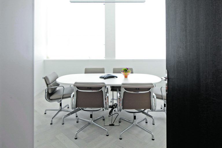Die drei Besprechungszimmer folgen jeweils anderen ästhetischen Vorgaben – hier technisches Weiß und Minimalismus.