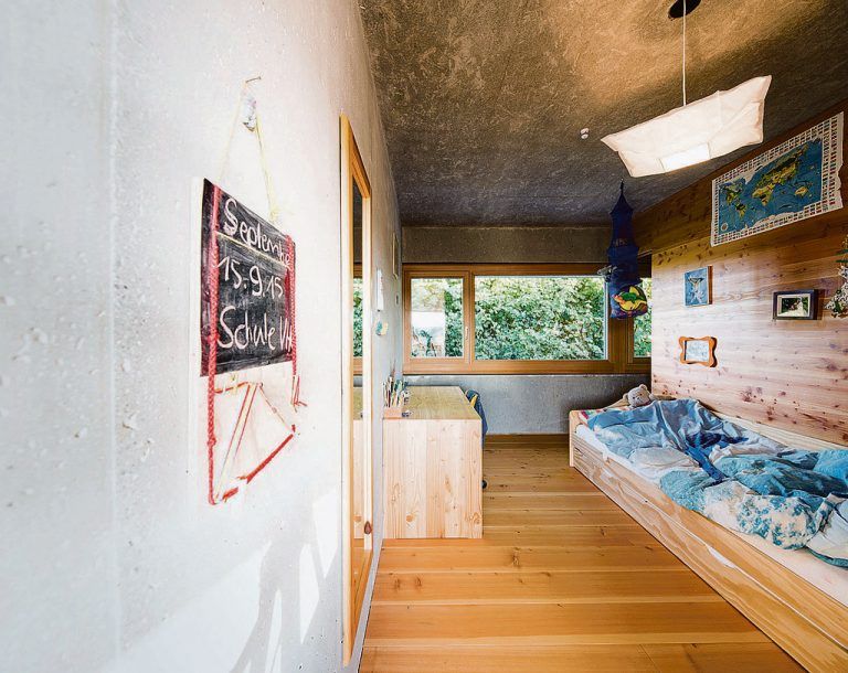 Die drei Kinderzimmer und das Elternschlafzimmer sind klein. Die Wände sind aus Holz und leicht verschiebbar, verbunden durch hölzerne Schiebetüren. Statt eines Gangs ist ein großzügiger gemeinsamer Spielbereich eingerichtet.