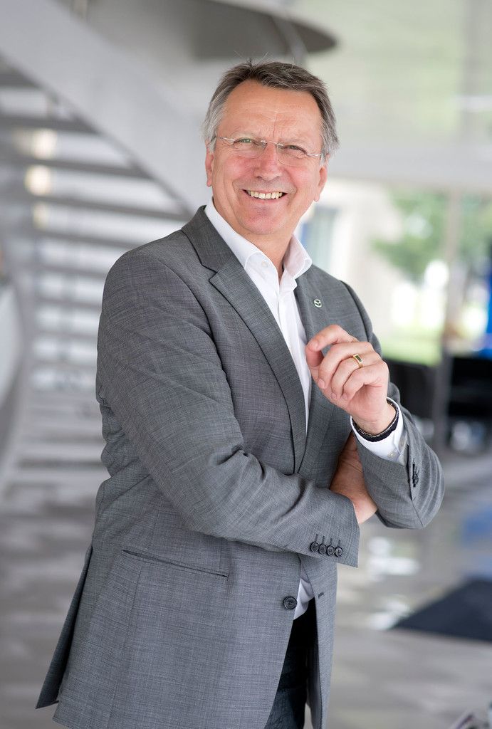 Die Elektromobilität ist ein großes Zukunftsthema für die Automobilindustrie. Die Autohersteller sind bereits massiv in Vorleistung getreten, so werden derzeit schon von fast allen Marken Elektofahrzeuge angeboten.
Günther Kerle, Autoimporteure