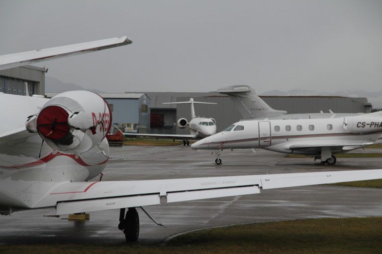 Die ersten Stellplätze am Flughafen Altenrhein sind bereits besetzt. Bis zu 45 Maschinen haben Platz. Rauch