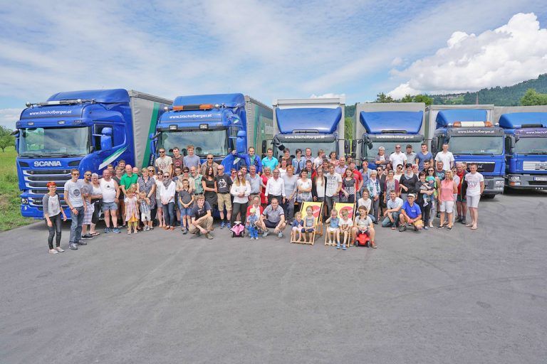 Die Familien der Mitarbeiter von Bischofberger Transporte standen bei der Eröffnungsfeier in Schwarzach im Mittelpunkt.Foto: Firma