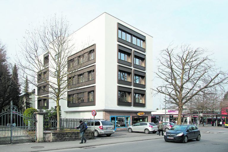 Die Fassade des „Storchenhauses“ am Dornbirner Bahnhofplatz musste prinzipiell erhalten bleiben, eine zeitgemäße Neuinterpretation war allerdings erwünscht. Statt des ursprünglichen Walmdachs erhielt das Haus ein weiteres Obergeschoß.