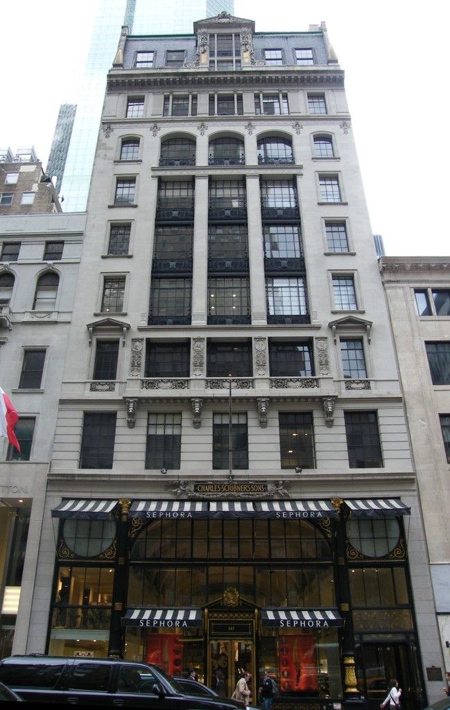 Die Fassade gibt es noch: In der Buchhandlung Brentanos in New York hat sich jetzt eine Kosmetikkette eingemietet. Foto: BNY