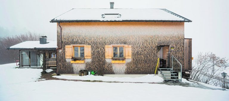 Die Fassade nimmt Anleihen bei einer Zeit vor dem Baujahr des Hauses: Als die Bauherren entdeckten, dass in Langenegg selbst Holzschindeln gefertigt werden, gab es für sie keine Alternative mehr.