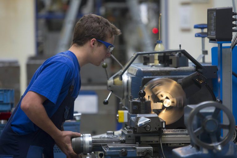 Die Firma Hoeckle produziert in Langenegg Präzisionsteile für die Autoindustrie. Foto: VN/Paulitsch