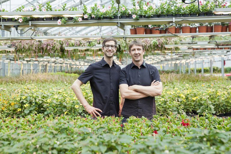 Die Firmengründer Martin Anker und David Schmidmayr sorgen im Glashaus für Wachstum. Ihr Unternehmen wächst ebenfalls. Sanlight