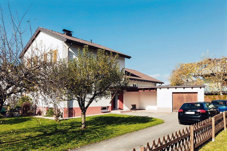 Die Garage musste dem Neubau weichen. Die ursprünglichen Pläne, den rückseitigen Zubau aus den Achtzigerjahren aufzustocken, wurden nach langen Überlegungen zugunsten eines Neubaus verworfen.