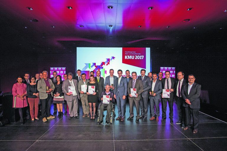 Die Gewinner und Ausgezeichneten des Wettbewerbs „Vorarlbergs beste Klein- und Mittelbetriebe 2017“ von VN und Wirtschaftskammer mit den Sponsoren und Partnern. Steurer