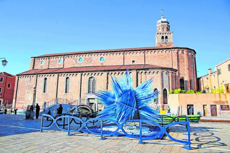 Die Glasskulptur von Simone Cenedese auf der Insel Murano.