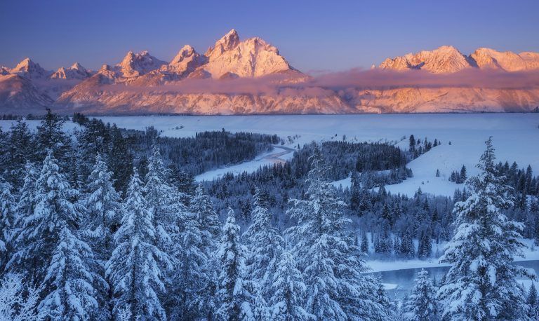 Die „Grand Tetons“ ragen über 4000 Meter hoch. Sie sind die prägenden Berge des Hochtals von Jackson Hole.