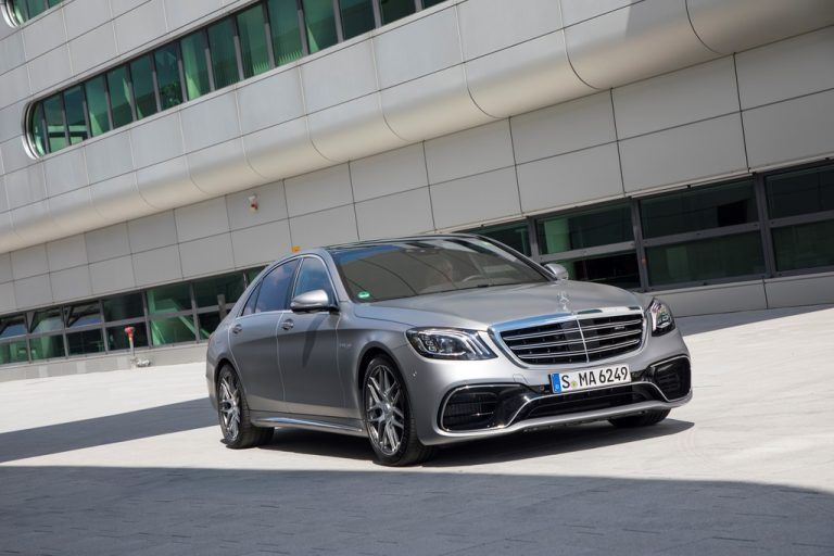 Die große Mercedes-Limousine: Tausende von feinen Retuschen. Fotos: Werk