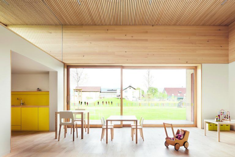 Die Gruppenräume sind fast fünf Meter hoch und haben große Fenster: So können die Kinder am fußbodenbeheizten Parkett sitzen und in die Landschaft schauen.