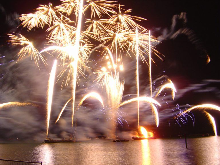 Die Harder Seeanlagen und das Binnenbecken bilden die traumhafte Kulisse für das farbenprächtige Klangfeuerwerk.FOTO: veranstalter