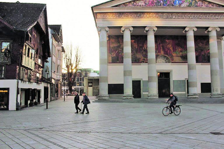 Die historische Innenstadt und die jüngere Nachbarschaft existieren nunmehr mit- und nicht mehr neben-einander. Und wie die neue geschwungene Treppenanlage verjüngt sich auch die Treppe des Portikus von St. Martin zu den Enden hin.