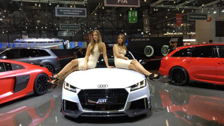 Die hübsche Seite der MesseDie Autobauer wissen, wie sie ihre Fahrzeuge richtig in Szene setzen. Die hübschen Messehostessen sind fester Bestandteil jeder großen Autoshow.