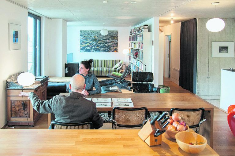 Die Innenräume sind großzügig, verfolgen verschiedene Grundrisse, wären teils neu anordenbar. Decken und Wände wurden in Sichtbeton gefertigt und belassen, Böden solide ausgeführt. Die Innenausstattung stammt von den Bewohner(inne)n.