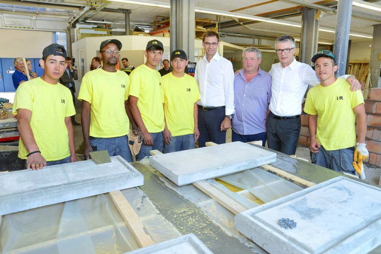 Die jugendlichen Flüchtlinge mit LH Markus Wallner sowie Reinhard Braito und Beat Pilgram (i+R). Foto: vlk