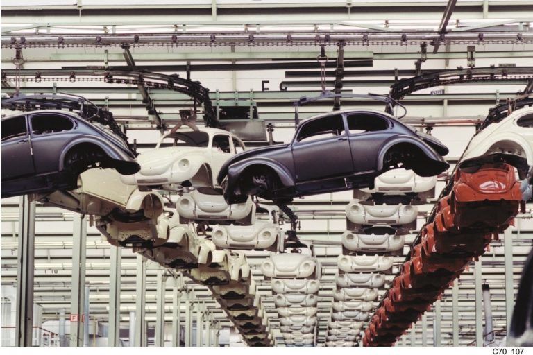 Die Käfer-Produktion bei VW: Über Jahrzehnte wurden in Summe rund 21,5 Millionen VW Käfer gebaut. Fotos: Werk