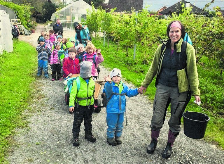 Die Kinder des Hofkindergartens tummeln sich am liebsten bei den Tieren auf dem Hof oder im Schulgarten. Dort lernen sie von Grund auf den richtigen Umgang mit der Natur und wie gesunde Lebensmittel entstehen.