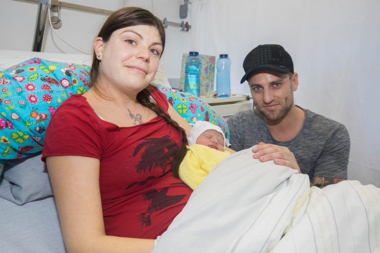 Die kleine Noelia mit ihren Eltern Rebecca und Ingo. Das Mädchen kam am 1. Jänner um 1.17 Uhr auf die Welt.VN/Sams