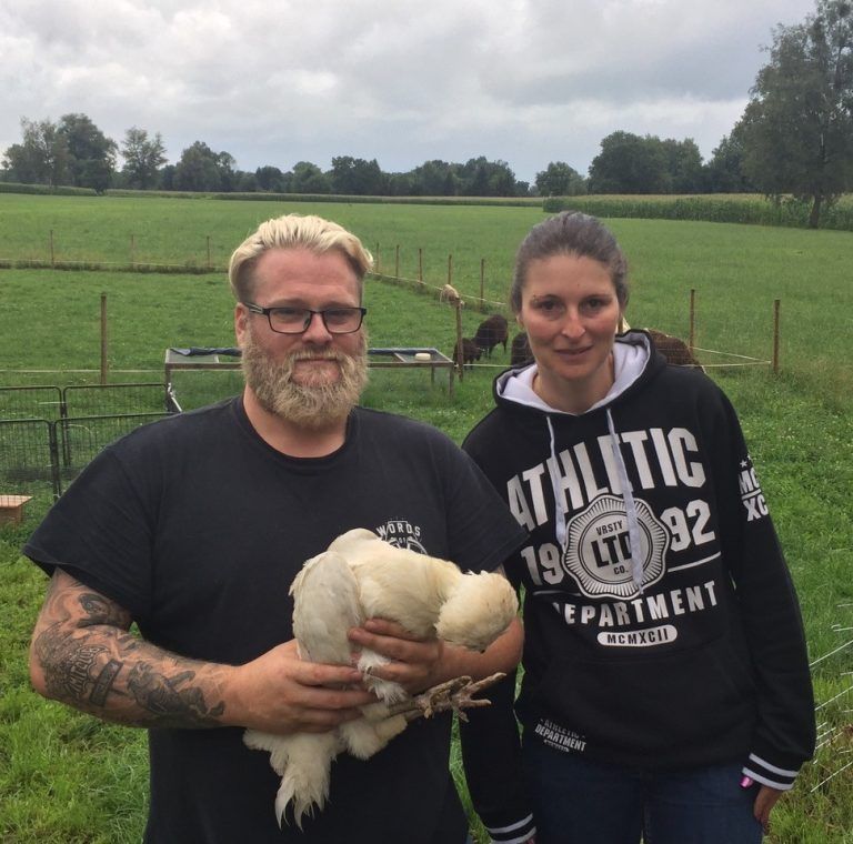Die kleine OJAD-Farm
            Ehrenamt. Thomas Kaiser (OJAD) beschäftigt sich mit Jugendlichen und Flüchtlingen mit den Kleintieren auf ihrer Minifarm.