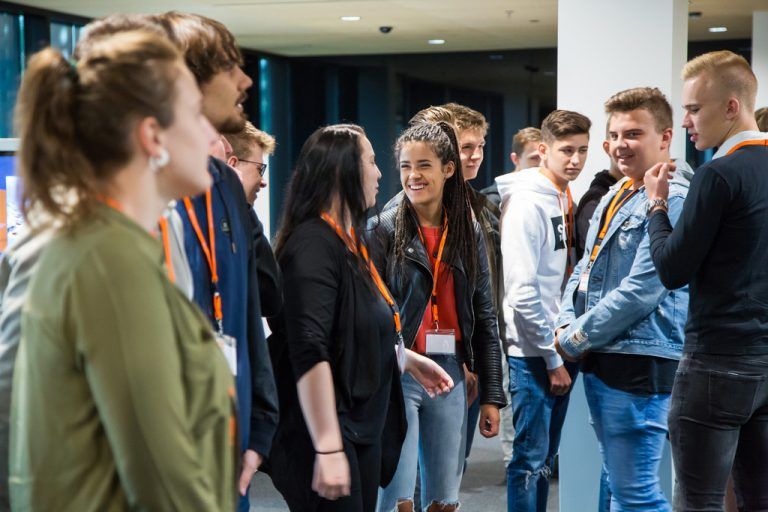 Die Lehrlinge von Gebrüder Weiss kamen beim „Willkommenstag“ ins Gespräch.FOTOs: STEUREr
