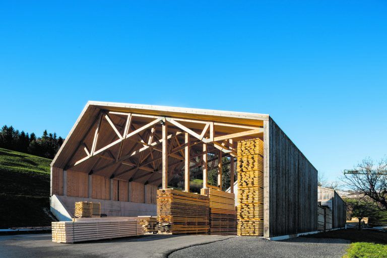Die Materialisierung der neuen Hallen wird zum Aushängeschild des Familienbetriebs. Der Architekt griff, wo möglich, auf die Produkte der Sägerei Fenkholz zurück: Massivholz und rohe Bretter.