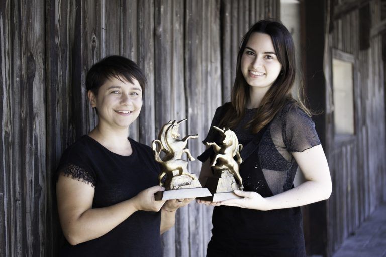 Die Moderatorinnen der Filmgespräche, Manuela Mylonas und Ina Obernosterer, mit dem Preis der Alpinale: Das goldene Einhorn.