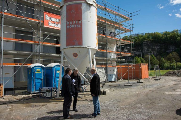 Die Musterwohnanlage in Tosters bietet hohe Qualität und könnte noch günstiger gebaut werden. Foto: Albu