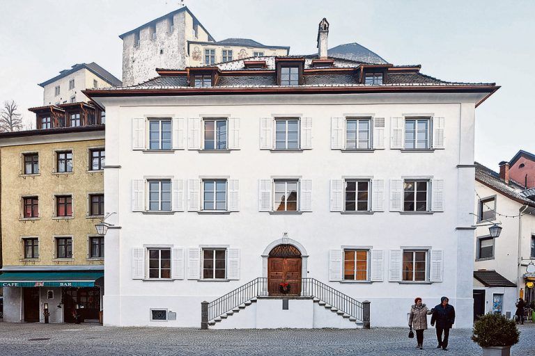 Die Nachbarschaft der Schattenburg gefällt den Brüdern Marte. Sie haben eine Leidenschaft für mittelalterliche Bauten, ihre Schwere und Einfachheit. Die „Alte Dogana“ ist nicht ganz so alt wie das Schloss, aber geschichtlich und gewichtig allemal.