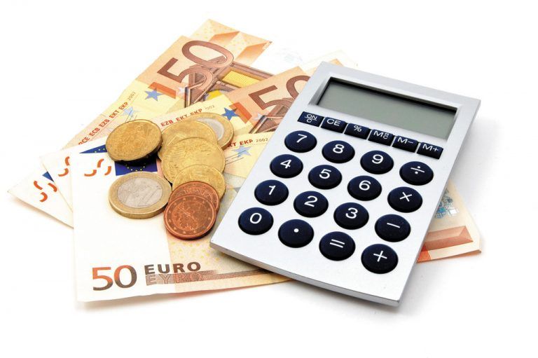 Die Nebenkosten des Immobilienkaufes sind im Finanzplan zu beachten.foto: shutterstock