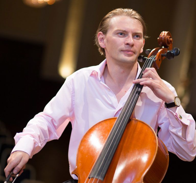 Die neue Konzertreihe „Liechtensteinische Gesprächskonzerte“ wird heute feierlich vom preisgekrönten Cello-Virtuosen Fjodor Elesin eröffnet.fjodor elesin