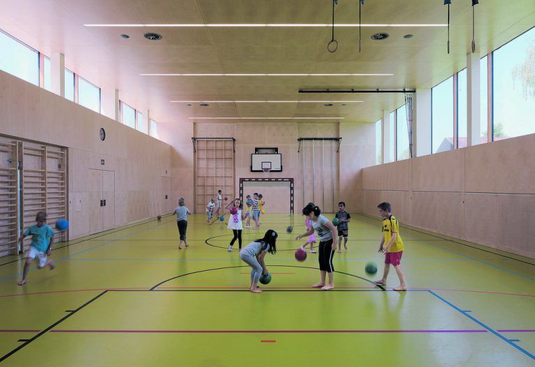 Die neue Turnhalle ist ein multifunktionaler und gut ausgestatteter Raum für Spiel und Sport.