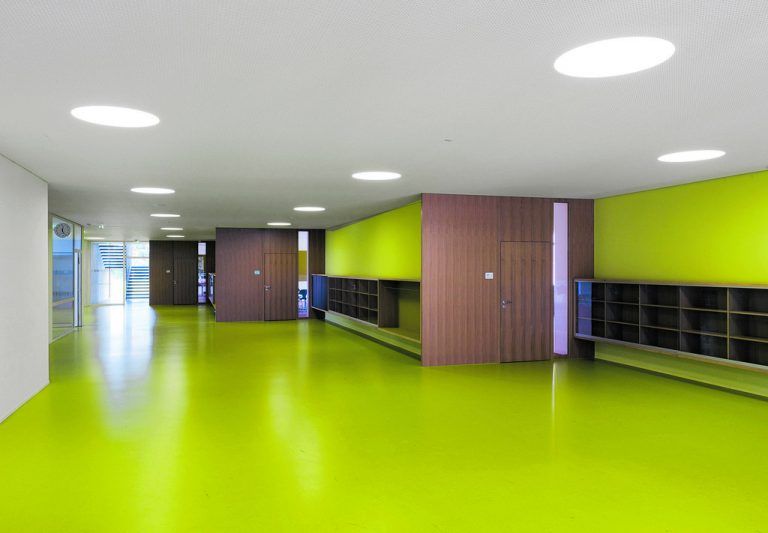 Die nischenartigen Aufweitungen der Erschließungszone bieten Platz für Lerninseln und Gruppenarbeit.