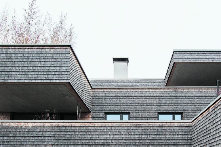 Die „Ohren“ – überdachte Sitzplätze und Verschattungselemente in ihrer Funktion – prägen das Haus auch gestalterisch.