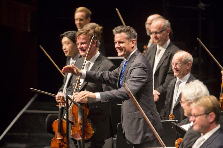 Die Orchesterkonzerte im August werden von Philippe Jordan dirigiert. Alle vier Symphonien von Johannes Brahms kommen dabei zur Aufführung.bregenzer festspiele/D. Mathis