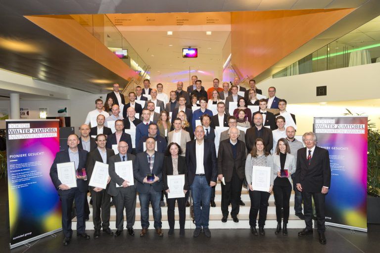 Die Preisträger aller Kategorien mit Fritz Zumtobel (vorne re.), Jürg Zumtobel (4.v. re.) sowie CEO Ulrich Schumacher (M.). Foto: ZG