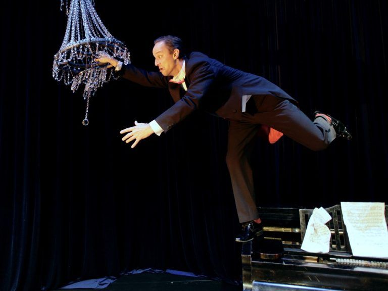 Die Produktion „Der Pianist“ des finnischen Circo Aereo ist ein meisterhaftes Clowntheaterstück auf, in, unter und sozusagen um einen Flügel herum. foto: circo aereo/Juho rahijarvi