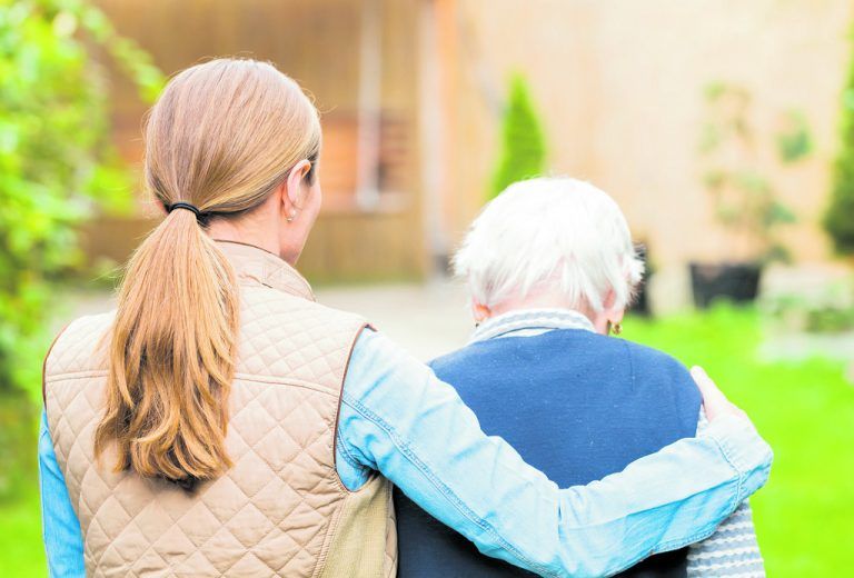 Die Referentin Anita Ohneberg gibt beim Vortrag am 28. Juni 2017 Tipps für die Alltagsgestaltung mit Demenzkranken. Foto: shutterstock