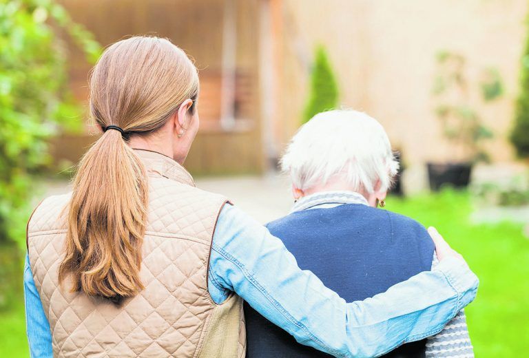 Die Referentin Anita Ohneberg gibt Tipps für die Alltagsgestaltung mit Demenzkranken. Foto: shutterstock