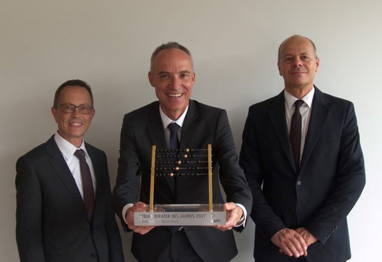 Die RTG-Partner Peter Kögl, Alfred Geismayr und Manfred Rümmele (v. l.) freuen sich über den begehrten Preis. Foto: RTG