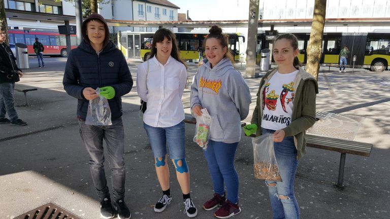 Die Schüler des BG Dornbirn sammelten viele Zigarettenstummel und leisteten damit einen Beitrag zum Umweltschutz.
