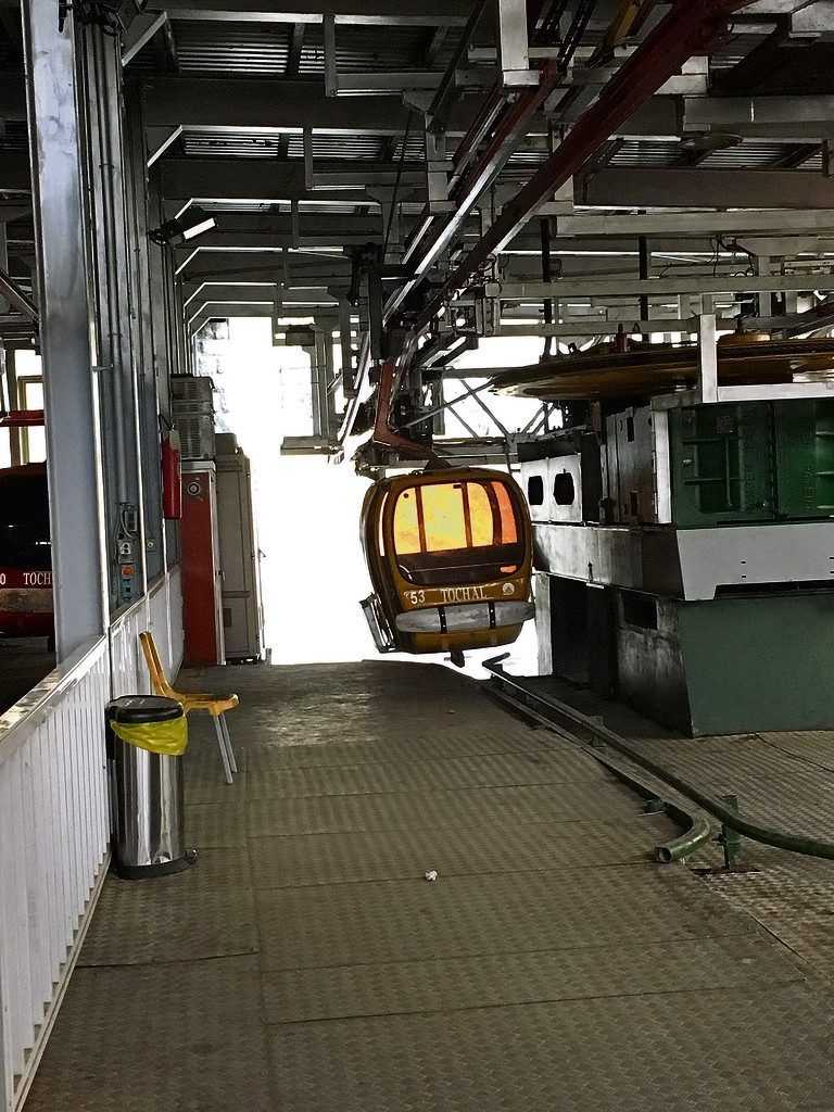 Die Seilbahn führt hinauf ins Skigebiet am Berg Tochal. Sie soll demnächst erneuert werden.